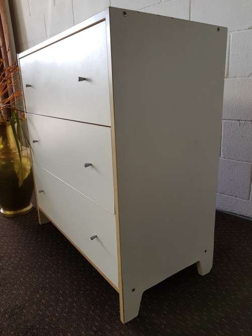 **RS17** A modern styled white & cedar colour 3-drawer chest of drawers with ample storage space