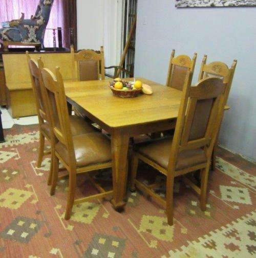 Amazing vintage Oak dining room suite w/ an extendable table & 6 carved chairs on castors - RS17Sale