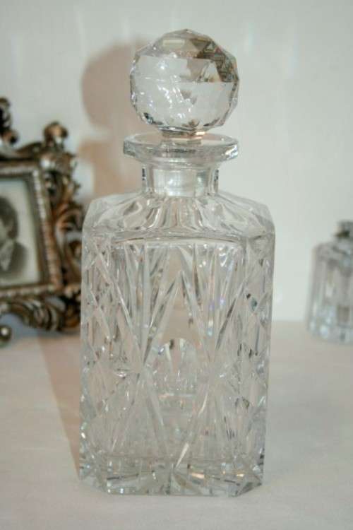 A beautiful classy classic ornate lead cut-crystal whiskey/ brandy decanter w/ a cut-crystal stopper