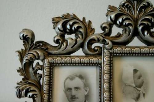 A beautiful ornate silver moulded 3-picture photo frame in great condition - Perfect for family pics