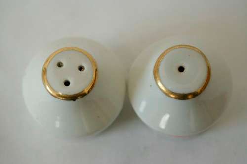 Amazing original branded South African Airways porcelain salt & pepper cellar set used on 1st class