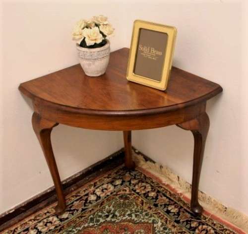 A wonderful vintage solid Teak corner occasional table with Queen Anne legs in great condition