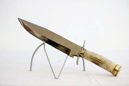 A magnificent hand made in Ecuador TEMPERED STEEL hunting knife in in its original leather sheath!!