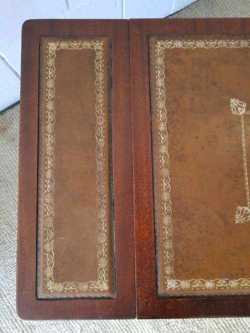 **RS17_Clearance** Stylish "Duncan Phyfe" styled Chippendale leather top drop-leaf table