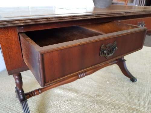 **RS17_Clearance** Stylish "Duncan Phyfe" styled Chippendale leather top drop-leaf table