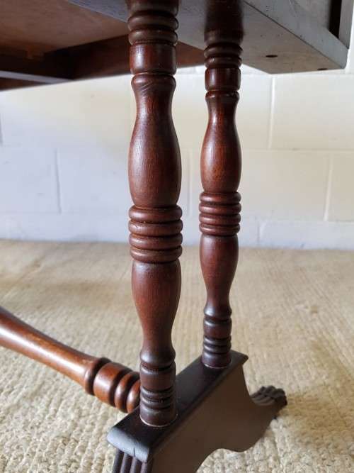 **RS17_Clearance** Stylish "Duncan Phyfe" styled Chippendale leather top drop-leaf table
