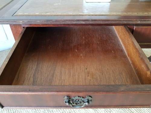 **RS17_Clearance** Stylish "Duncan Phyfe" styled Chippendale leather top drop-leaf table