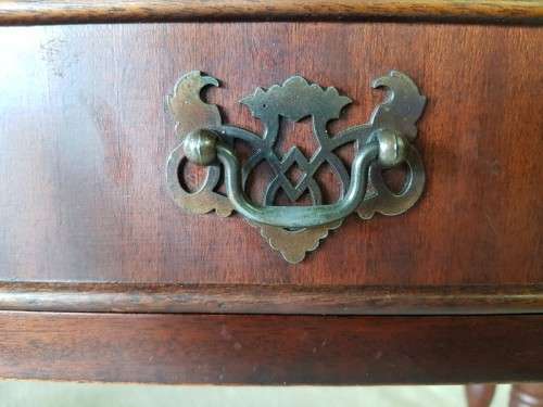 **RS17_Clearance** Stylish "Duncan Phyfe" styled Chippendale leather top drop-leaf table