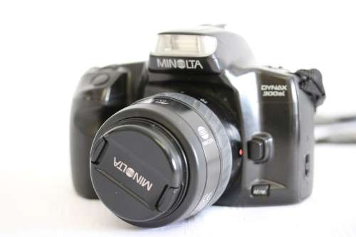 **RS17** A Minolta Dynax 300si 35mm film camera with a AF 35-70mm lens in a bag