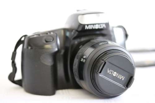 **RS17** A Minolta Dynax 300si 35mm film camera with a AF 35-70mm lens in a bag