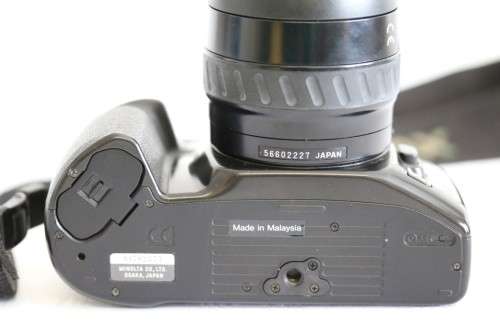 **RS17** A Minolta Dynax 300si 35mm film camera with a AF 35-70mm lens in a bag