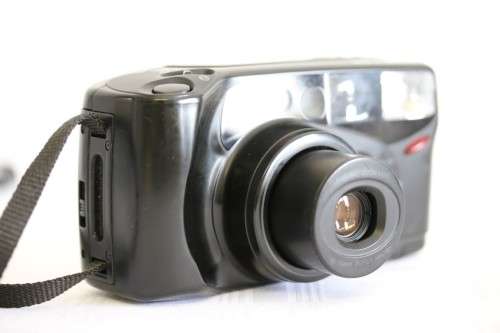 A Samsung AF Zoom 777i film camera in a bag in good condition- stunning camera!