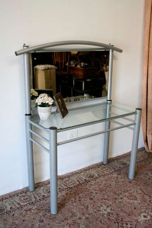 **RS17** A modern styled silver metal dressing table with a large mirror & dressing table stool
