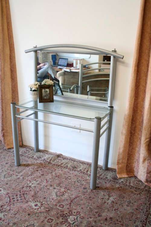 **RS17** A modern styled silver metal dressing table with a large mirror & dressing table stool