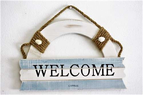 A very charming "Welcome" wall hanging sign with a beach/ holiday theme - perfect Xmas gift!!