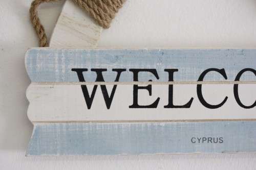 A very charming "Welcome" wall hanging sign with a beach/ holiday theme - perfect Xmas gift!!