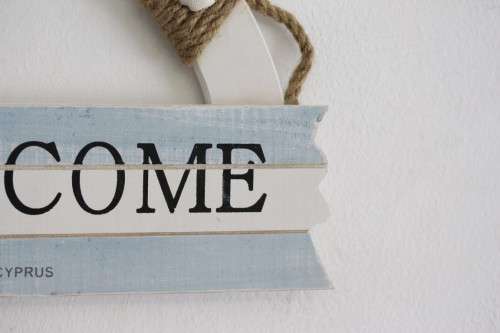 A very charming "Welcome" wall hanging sign with a beach/ holiday theme - perfect Xmas gift!!