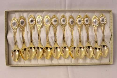 A superb boxed set of 12x Eetrite 24K gold plated (on stainless steel) teaspoons w/ blue rose decals