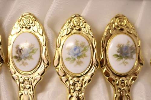 A superb boxed set of 12x Eetrite 24K gold plated (on stainless steel) teaspoons w/ blue rose decals