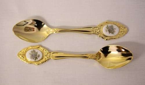A superb boxed set of 12x Eetrite 24K gold plated (on stainless steel) teaspoons w/ blue rose decals