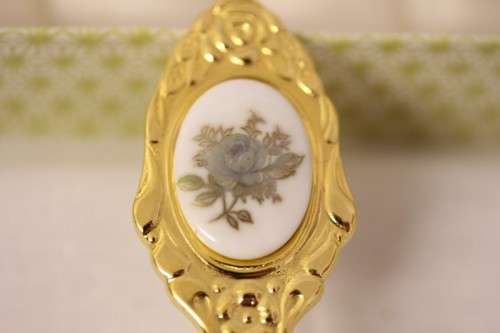 A superb boxed set of 12x Eetrite 24K gold plated (on stainless steel) teaspoons w/ blue rose decals