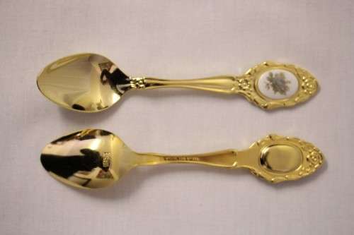 A superb boxed set of 12x Eetrite 24K gold plated (on stainless steel) teaspoons w/ blue rose decals