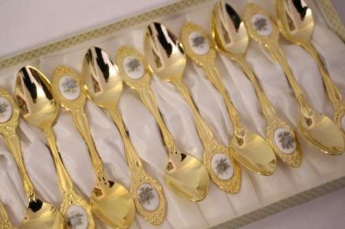 A superb boxed set of 12x Eetrite 24K gold plated (on stainless steel) teaspoons w/ blue rose decals
