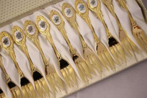 Awesome boxed set of 12x Eetrite 24K gold plated (on stainless steel) cake forks w/ blue rose decals