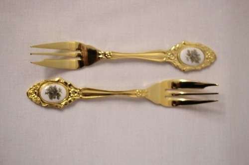 Awesome boxed set of 12x Eetrite 24K gold plated (on stainless steel) cake forks w/ blue rose decals