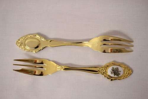 Awesome boxed set of 12x Eetrite 24K gold plated (on stainless steel) cake forks w/ blue rose decals