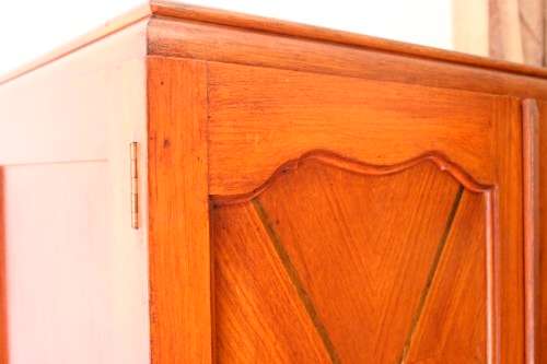 A stunning vintage double-door Oak wardrobe with racks and drawers.