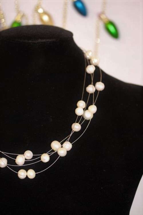 A stunning genuine cultured pearl ladies choker necklace set on wire strands in beautiful condition
