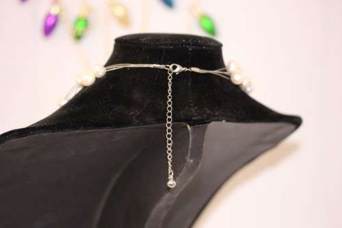 A stunning genuine cultured pearl ladies choker necklace set on wire strands in beautiful condition
