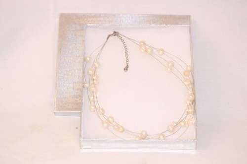 A stunning genuine cultured pearl ladies choker necklace set on wire strands in beautiful condition