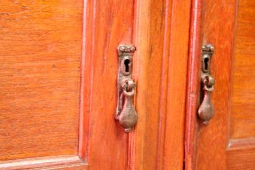 A stunning antique oak side server cabinet with a bevelled mirror, loads of drawer & cupboard space