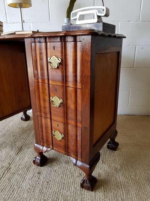 A very charming vintage Imbuia Ball and Claw desk with 3x spacious drawers, shelf and brass handles!