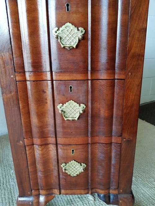 A very charming vintage Imbuia Ball and Claw desk with 3x spacious drawers, shelf and brass handles!