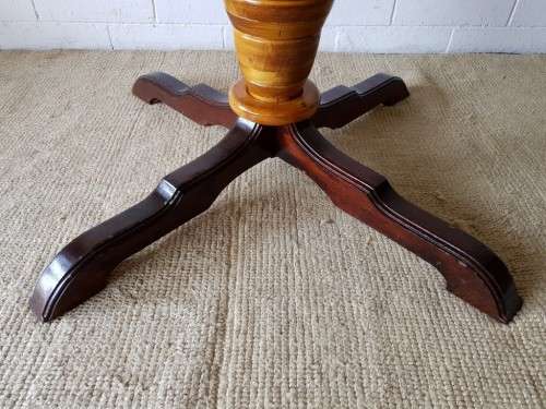 An amazing round Oak scalloped edge dining table with a thick centre leg in stunning condition!!