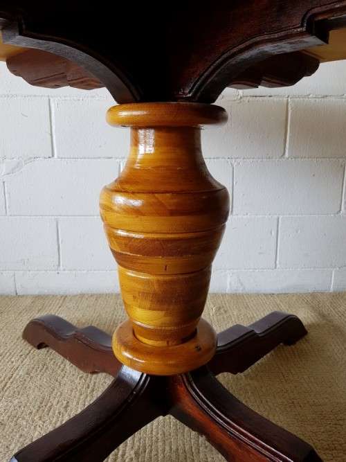An amazing round Oak scalloped edge dining table with a thick centre leg in stunning condition!!