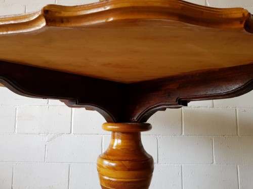 An amazing round Oak scalloped edge dining table with a thick centre leg in stunning condition!!
