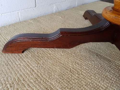 An amazing round Oak scalloped edge dining table with a thick centre leg in stunning condition!!