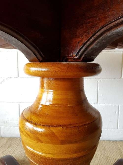 An amazing round Oak scalloped edge dining table with a thick centre leg in stunning condition!!