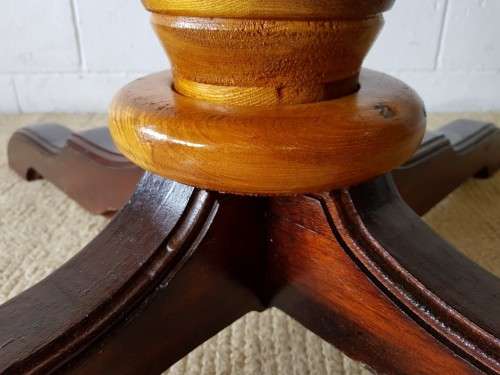 An amazing round Oak scalloped edge dining table with a thick centre leg in stunning condition!!
