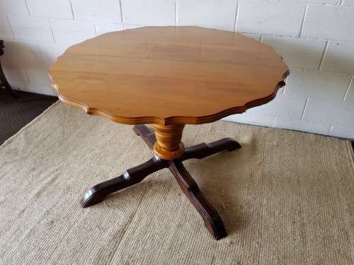 An amazing round Oak scalloped edge dining table with a thick centre leg in stunning condition!!