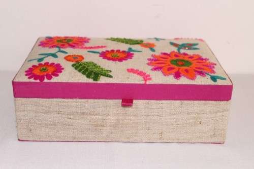 **RS17** A beautiful hand made coloured Indian made "Cachivaches" jewellery box with a pink lining