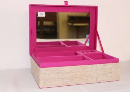 **RS17** A beautiful hand made coloured Indian made "Cachivaches" jewellery box with a pink lining