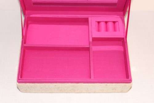 **RS17** A beautiful hand made coloured Indian made "Cachivaches" jewellery box with a pink lining