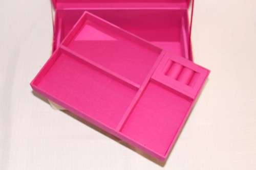 **RS17** A beautiful hand made coloured Indian made "Cachivaches" jewellery box with a pink lining