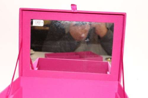 **RS17** A beautiful hand made coloured Indian made "Cachivaches" jewellery box with a pink lining