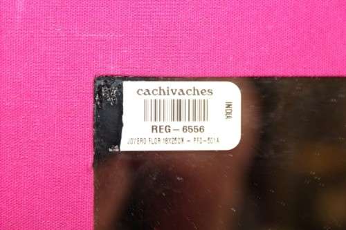 **RS17** A beautiful hand made coloured Indian made "Cachivaches" jewellery box with a pink lining